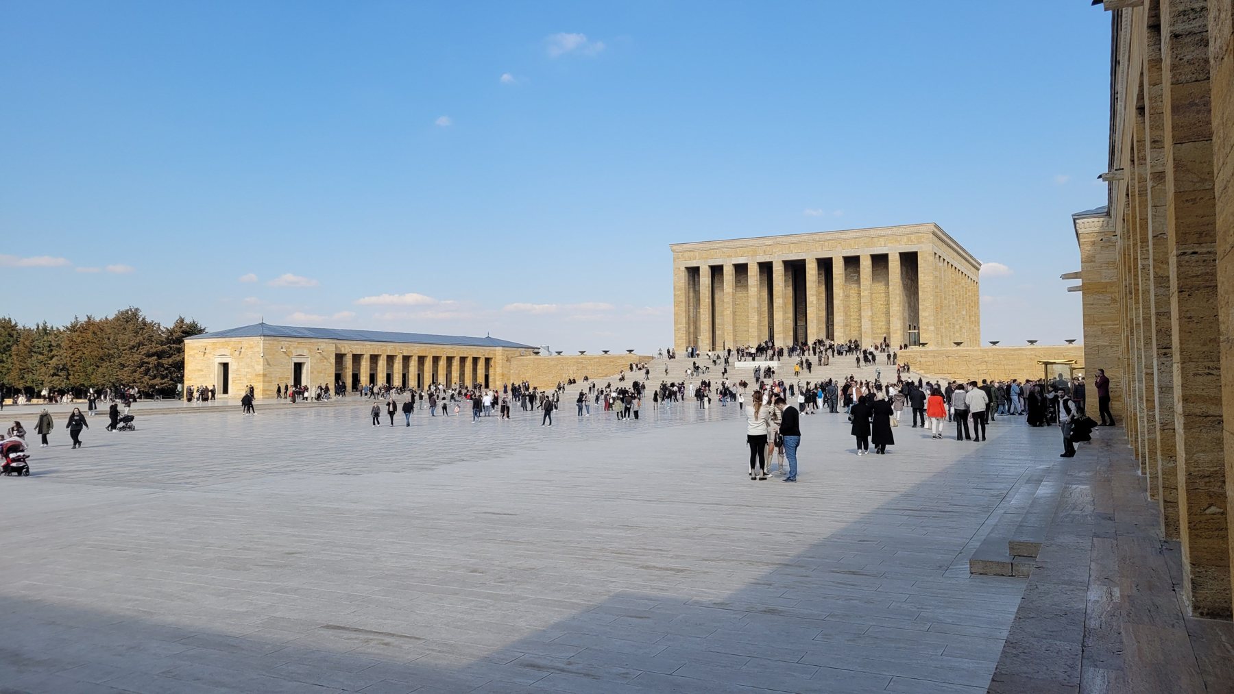 Tören alanından Anıtkabir mozolesine doğru yürüyen ziyaretçiler