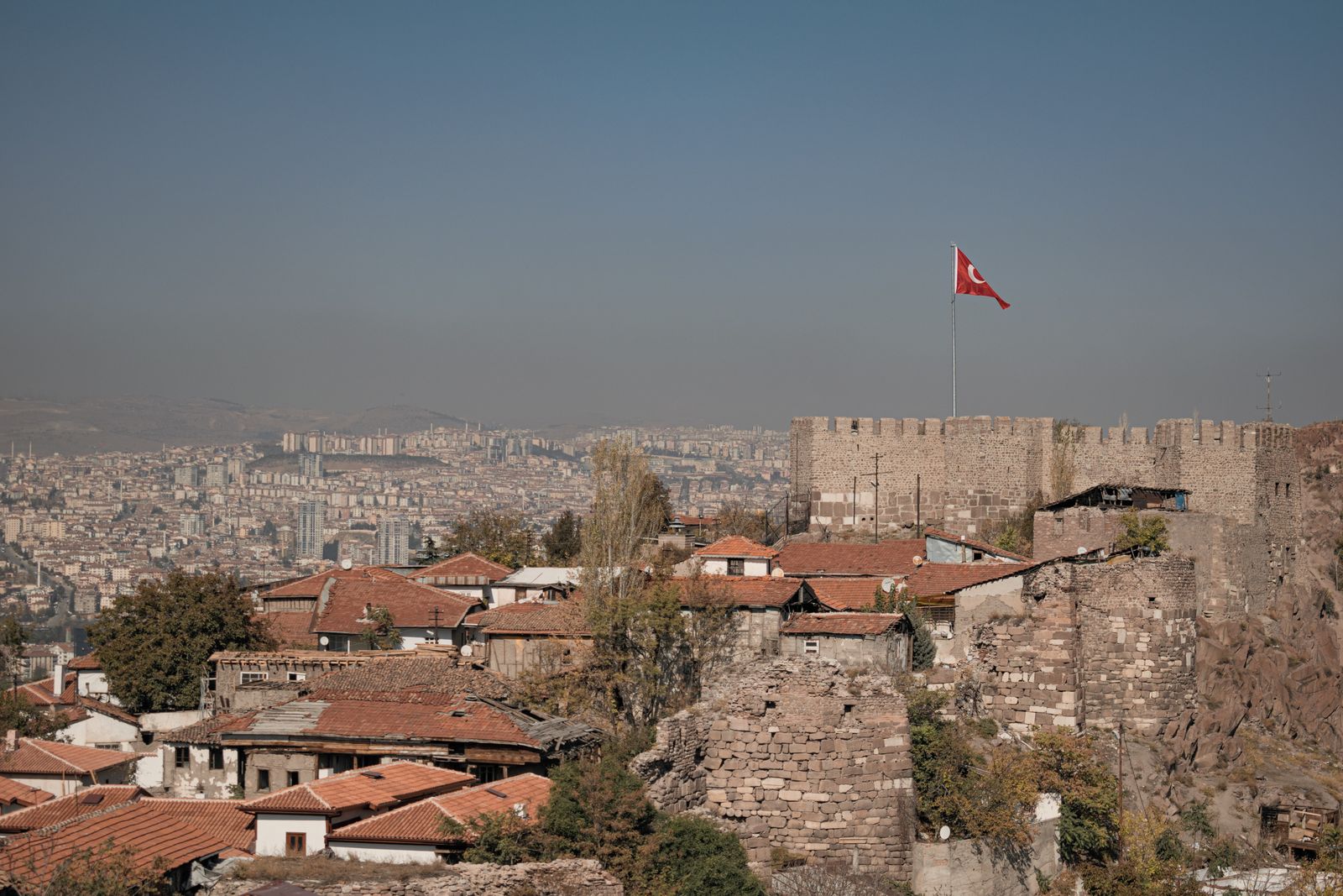 Ankara Kalesi, Türk bayrağı ve Ankara şehir manzarası