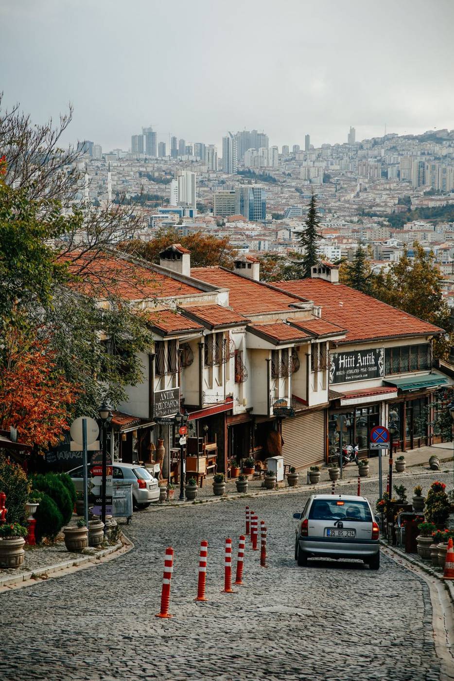 Ankara’nın eski merkezinde tarihî sokak ve şehir manzarası