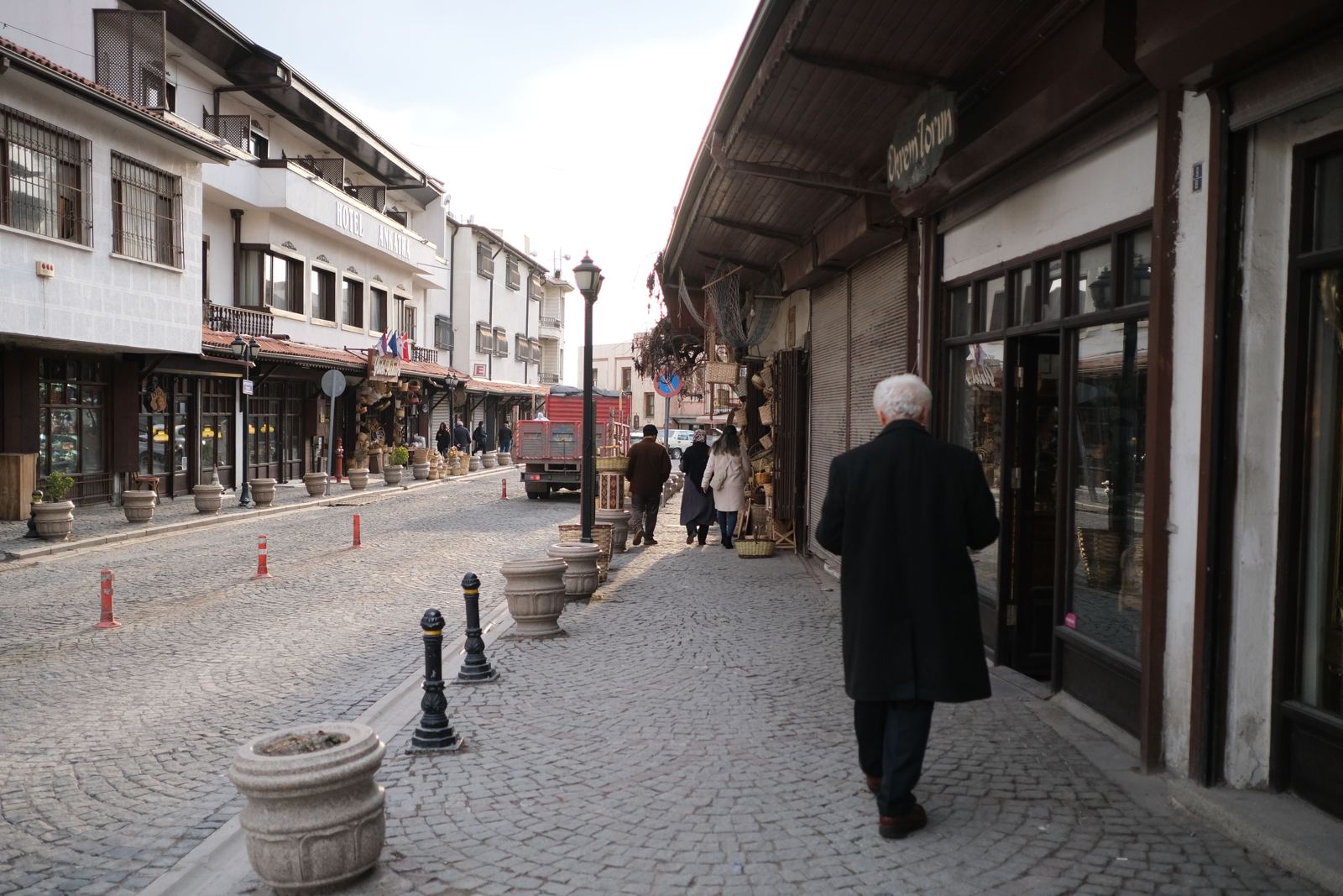 Ankara’nın tarihî merkezinde taş döşeli sokak ve eski yapılar